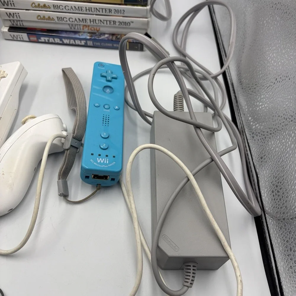 Nintendo Wii Black Console Bundle with Games and Cords Model RVL-001 Tested